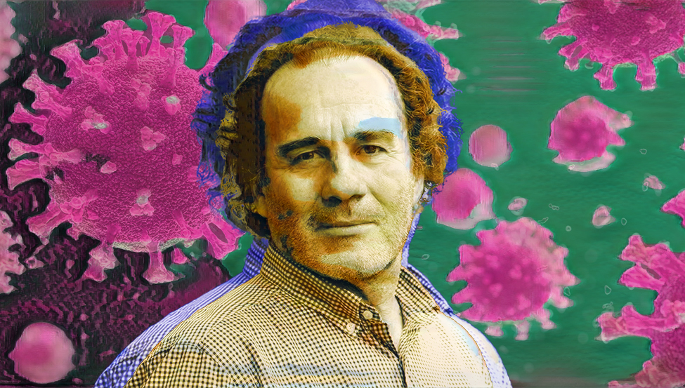 Imagem de um homem, do peito para cima, com um fundo verde repleto de imagens de vírus na cor rosa