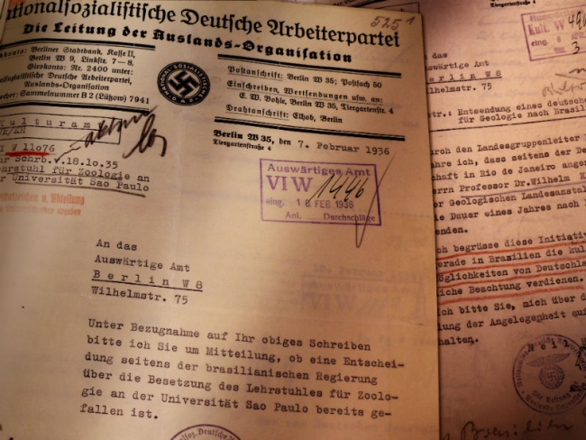 Documentos em alemão. Um deles contém uma suástica
