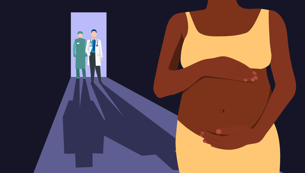 Imagem de uma mulher negra grávida, segurando a barriga, e, atrás delas, a imagem de um médico e de outro profissional de saúde
