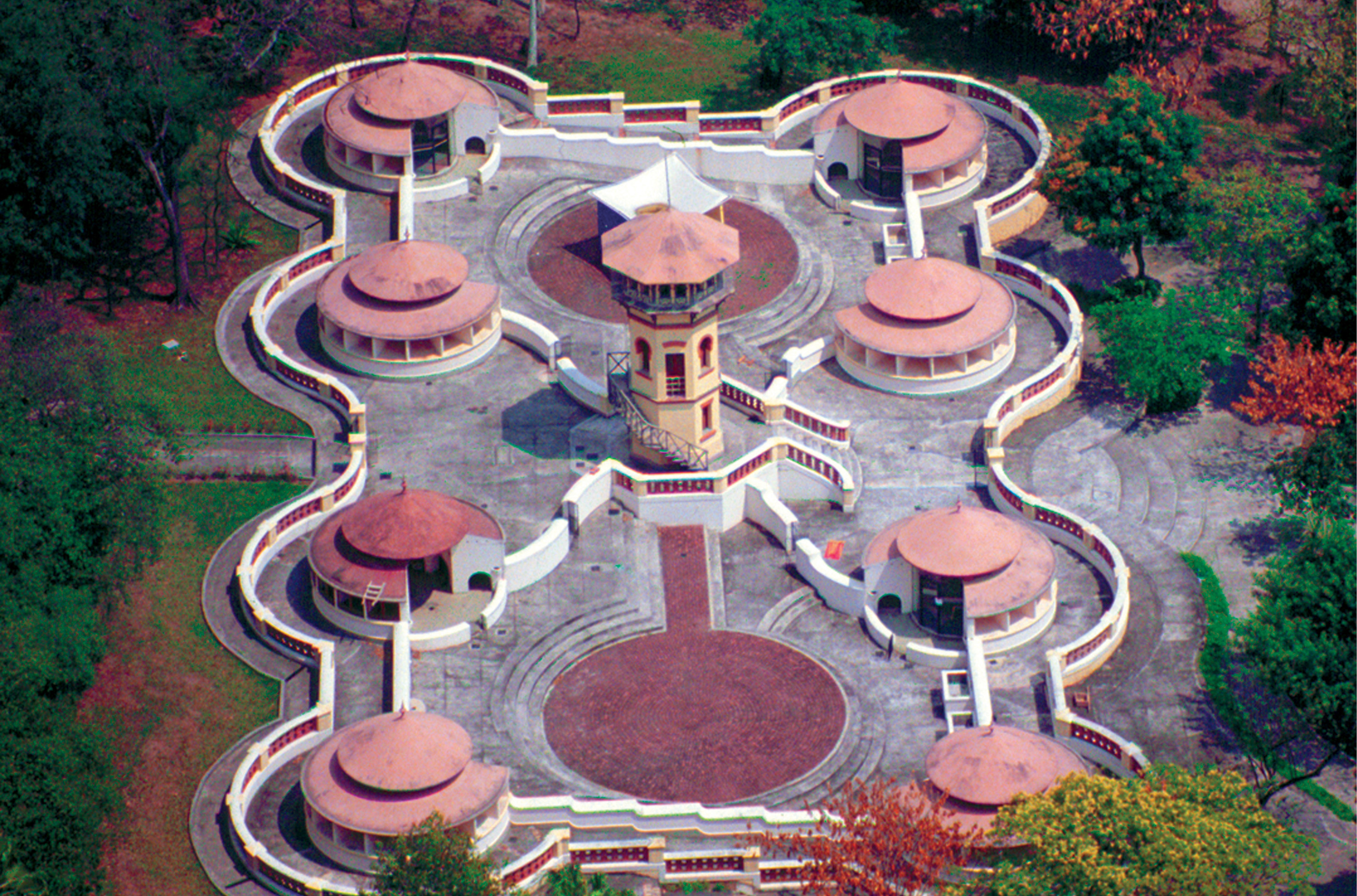 Foto aérea mostra o pombal com a torre central, ao redor da qual estão dispostos 6 módulos circulares