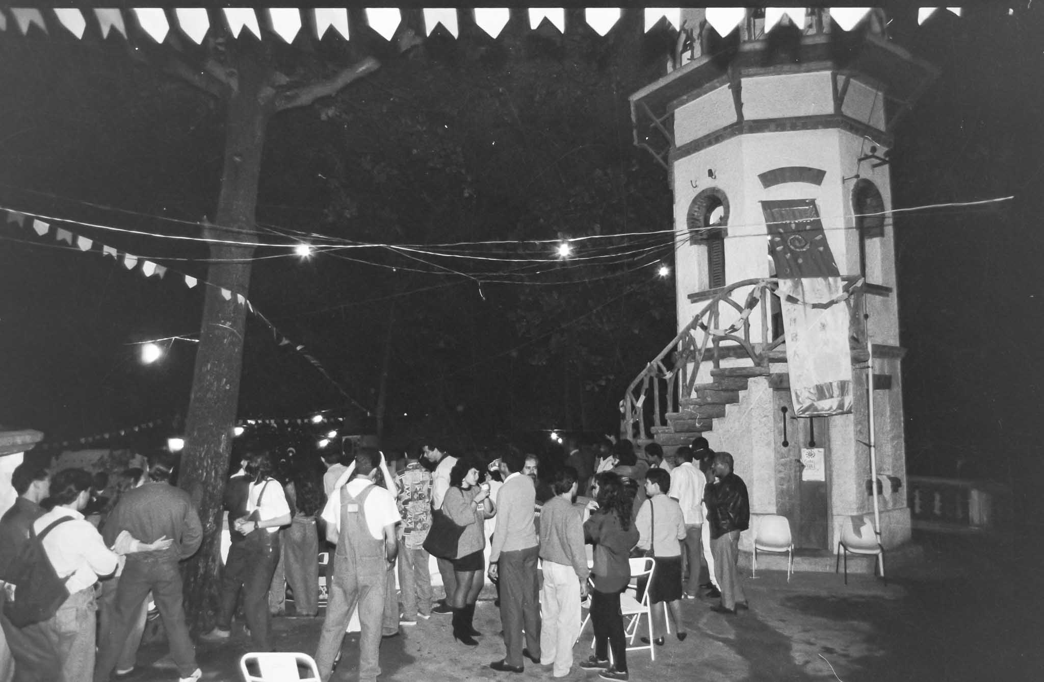 Imagem da Torre Central do Pombal com várias pessoas ao redor, em uma comemoração