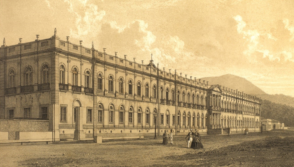 Casais caminham em frente ao hospício Pedro II. Sua fachada, em perspectiva, se estende ao longo de uma via. Ele tem dois andares.