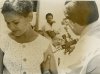 Campanha de vacinação em Alagoas, em 1970
Durante a campanha foi utilizada a pistola de pressão para aplicação da vacina, que substituía métodos anteriores - escarificação e multipuntura -, o que possibilitou a vacinação de um maior número de pessoas em um curto espaço de tempo. Foto: Acervo COC.