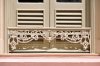 Esquadrias
As esquadrias do palácio são de madeira, compostas por folhas duplas com vidro e venezianas. Seus vãos são resguardados por delicados gradis metálicos. Foto: Vinicius Pequeno.