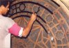 Restauração do hall principal do Castelo da Fiocruz em 1989
Profissional pinta o gradil de ferro forjado das esquadrias do hall, após a remoção da tinta degradada e o tratamento antioxidante. Foto: Acervo COC.