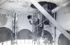 Restauração da torre norte do Castelo da Fiocruz em 1987
Operários trabalham no interior da torre norte, recuperando a escada metálica helicoidal que dá acesso à cúpula. Foto: Acervo COC.