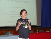 Foto do palestrante do curso, Ildeu Castro Moreira, ao microfone 