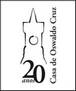 selo de 20 anos da coc, onde aparece desenho com a torre do  prédio do relógio, com o nome da instituição e a inscrição 20 anos