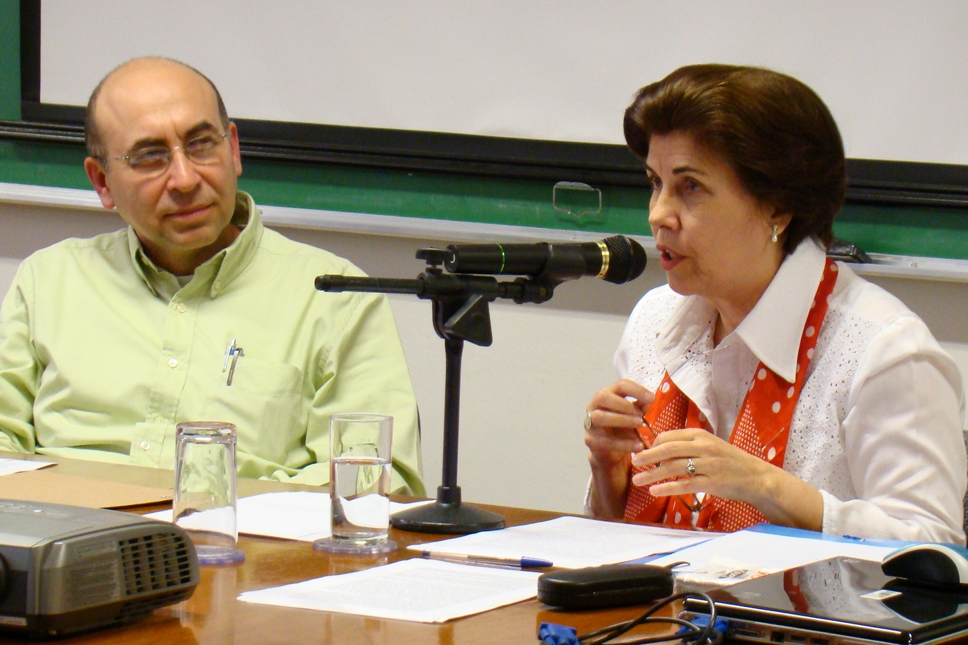 Marcos Chor e Maria Ligia sentados na mesa durante a palestra