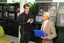 Mestre em estuque ornamental, Sr Adorcino Pereira da Silva recebe placa do vice-diretor Marcos José Pinheiro. Foto de Peter Ilicciev 