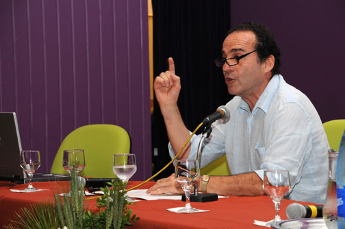 O historiador Diego Armus, de perfil, sentado, durante sua comunicação no Seminário