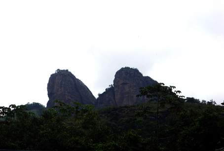 Imagem de paisagem, com o Morro Dois Irmãos ao fundo.
