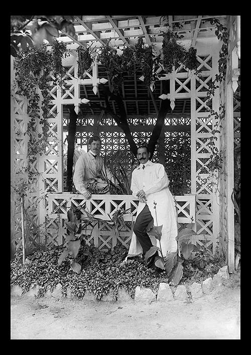 Dois cientistas em frente à Casa de Chá