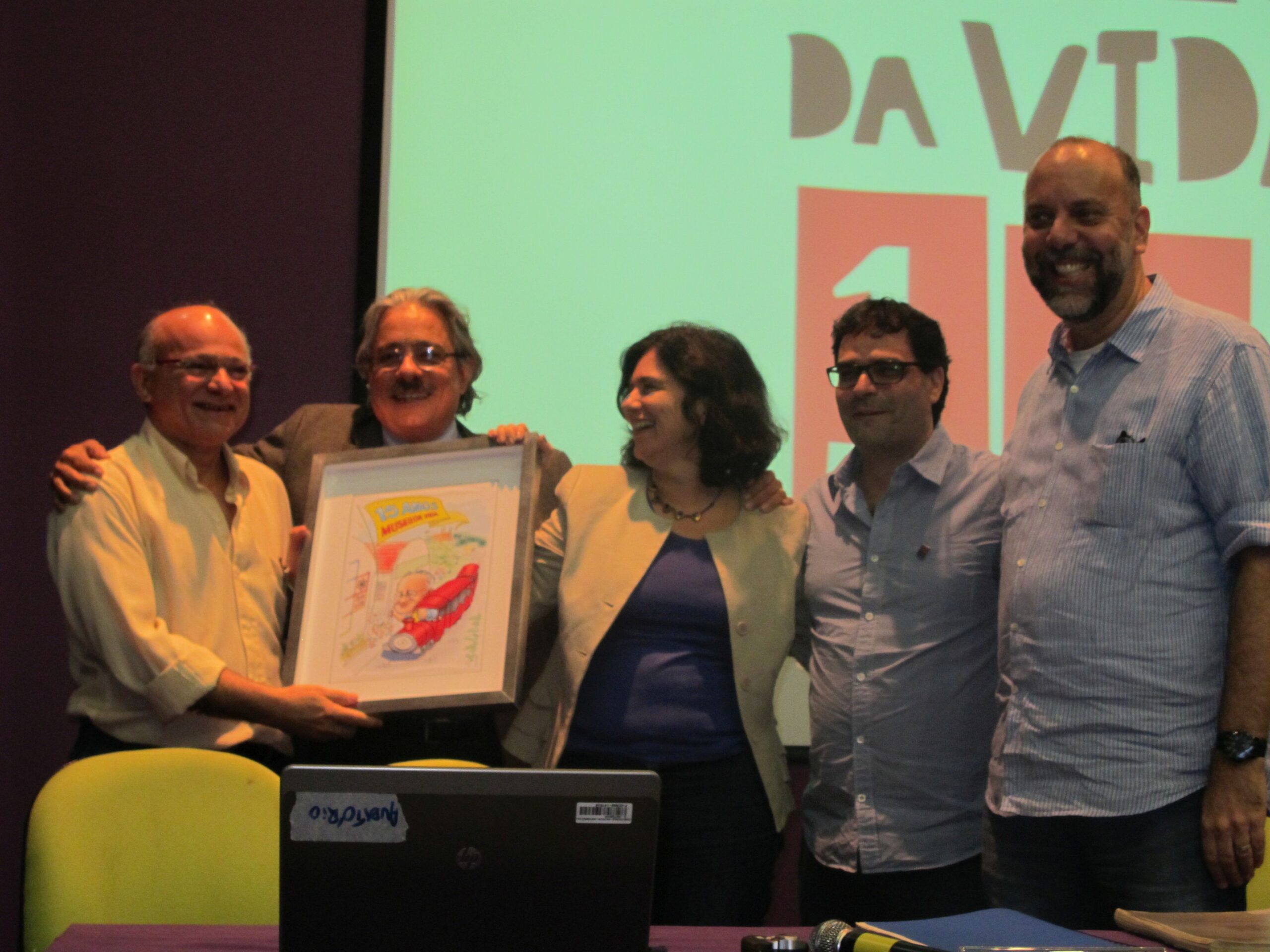 José Ribamar Ferreira recebe placa de homenagem das mãos de Paulo Gadelha. Na foto com Nísia Trindade, Diego Bevilaqua e Paulo Elian.