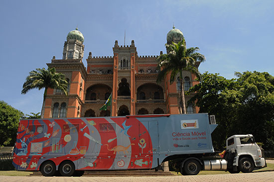 Caminhão do ciência móvel em frente ao Castelo da Fiocruz