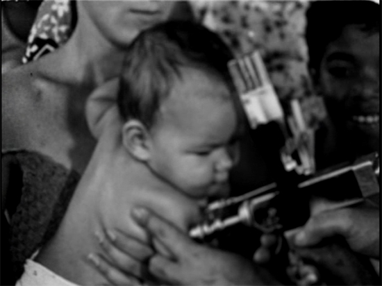 Bebê sendo vacinado com pistola