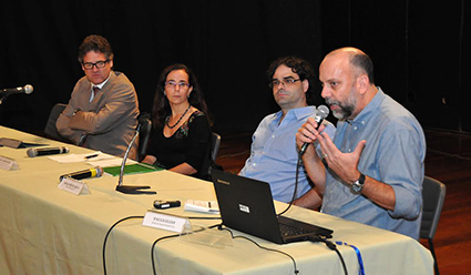 Paulo Elian, diretor da COC, na mesa ao lado de Ernesto Polcuch, Luisa Massarani e Ernesto Polcuch, da esquerda para a direita.