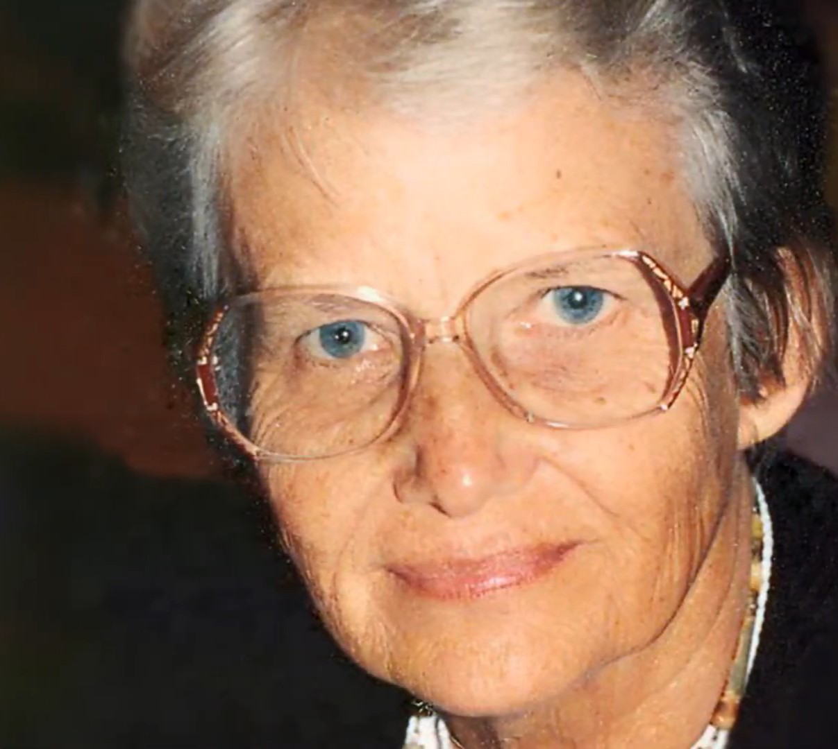Na foto, Johanna Döbereiner, mulher branca, de mais de 70 anos de idade, com cabelos grisalhos e óculos, sorri levemente.